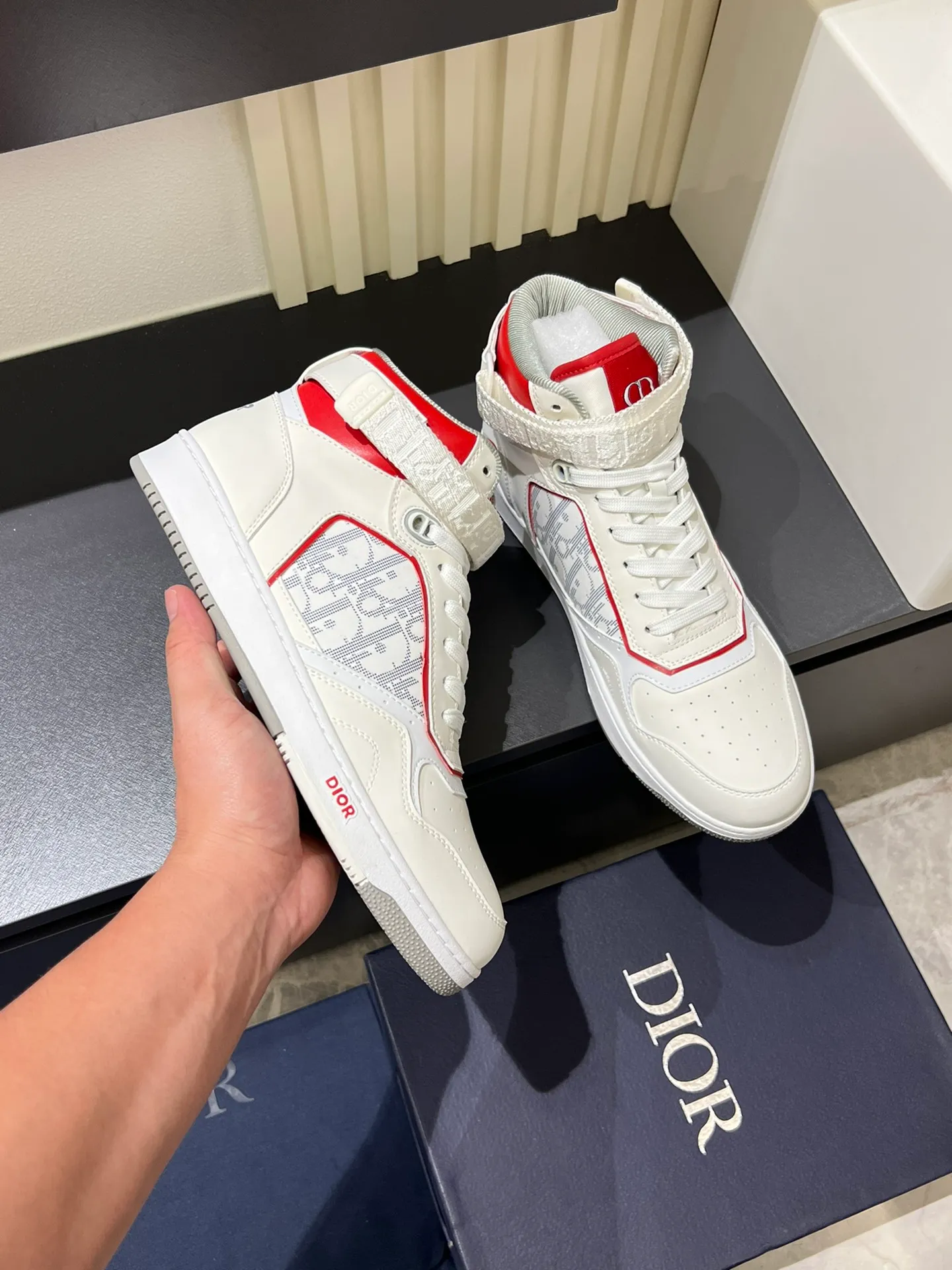 Men's shoes 💰p460 "Dio*" mid-top B27 casual sneakers. This B27 high-top sneaker is a new product in the series and continues Di*r's classic style. Crafted from gray and white smooth calf leather with beige and black Oblique print panels on the sides. The "CD Icon" shaped shoelace eyelets are clever and delicate, and the two-color rubber sole, rear collar and heel are all equipped with the brand's iconic details to enhance the style. Oblique printed straps at the ankle allow for an adjustable fit to complement the overall design. Fashionable and versatile, it can complement any look. Create an exquisite design with unique dynamic vitality and modern atmosphere, presented in low-top and high-top styles. This new must-have shoe adds a new dimension to Dior's archive heritage, embodying modern elegance. Purchase the original version and make it 1:1. If you need top quality, please come to me! Male 38-44!